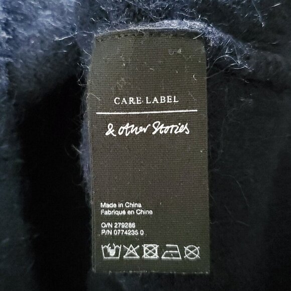 Elegant Black Sweater with Gold Accents - Picture 7 of 8